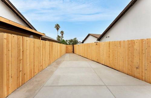 Urban Retreat Fun Relax Self Check-In Hot Tub Foosball Fire Pit Cornhole - Photo 13