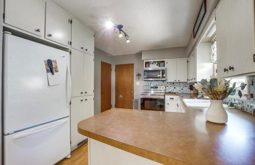 Walk to Park Waterloo Home with Furnished Deck - Foto 8