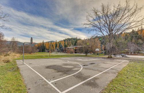 Bonners Ferry Cabin with Wraparound Deck and Views! - Foto 29