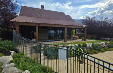 Spacious Eden Getaway w Hot Tub - Foto 38