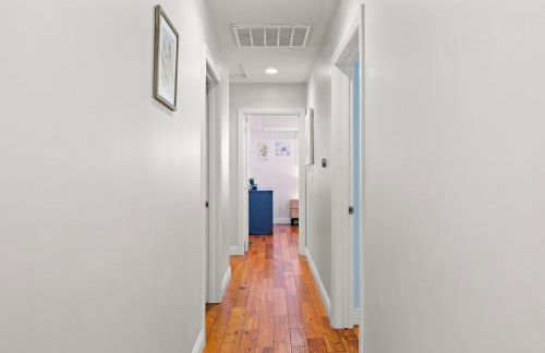 Luxury Estate with Sparkling Pool & Elegant Amenities - Foto 80