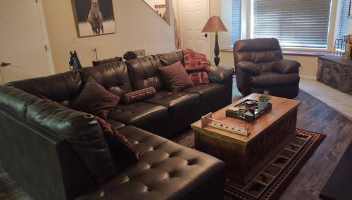 2BR Gated Escape With A Pool And Walk to Dining and Trails - Foto 3