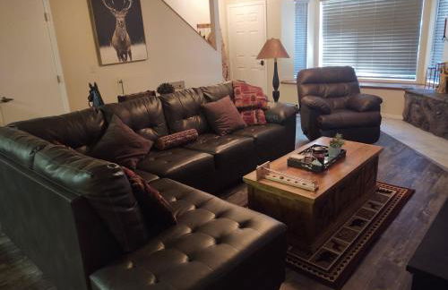 2BR Gated Escape With A Pool And Walk to Dining and Trails - Foto 3