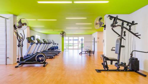 BHaus Morumbi IN Jardim Sul - Apartamento 50m2 com Varanda e Linda Vista 19o andar - Cama Queen - Academia - Piscina - Lavanderia - Próximo ao Shopping Jardim Sul - Vaga de Garagem - Acomoda 2 adultos e 1 criança - in4 - Foto 2