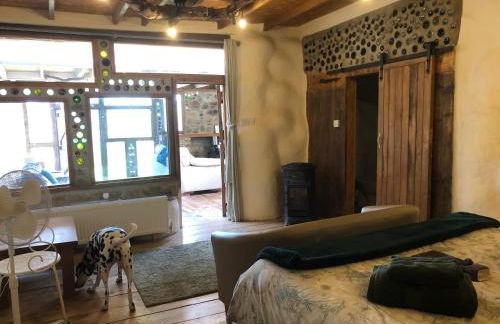 Rabbits 1or 2 bedroom hobbit style hillset earthen dartmoor eco home - Foto 3