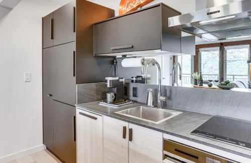 Chic Bend Condo with Fireplace and Forest Views! - Foto 14