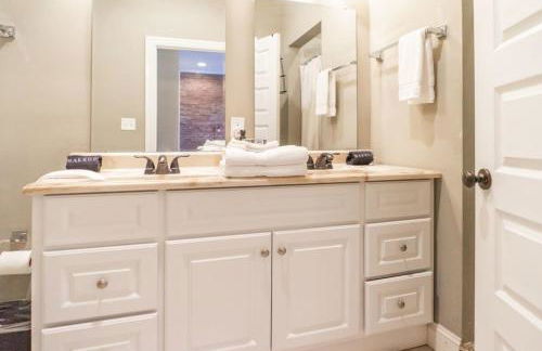 Lovely 4BR Shaw Family Home Garage ABODEbucks - Photo 25