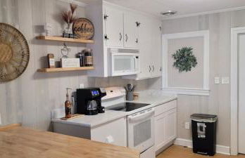 Waterfront, dock, Hot tub, kayaks, King Bedroom with amazing views, RELAXATION, 2 miles to the beach - Foto 9