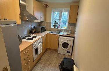 Spacious 2-Bedroom Flat Near Shops & Transport - Photo 10