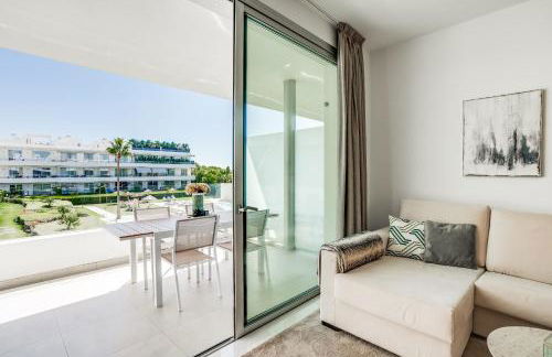 Bel Air Estepona - Modern 2BR Apartment With Terrace, Pool and Close To The Beach - Photo 16