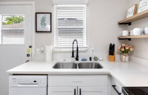 1 Block to Downtown - 7 min to beach - King bed & Free parking - Foto 15