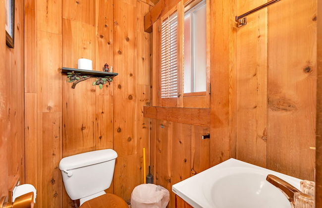 Rustic Knotty Pine - Minutes to the Water! - Foto 14