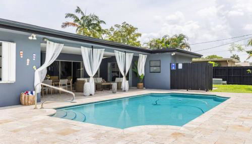 Spacious 4 Bedroom 3 Bathroom House with Heated Pool and Outdoor Shower close to FFL Airport and Cruise Port - Foto 2, sunbed