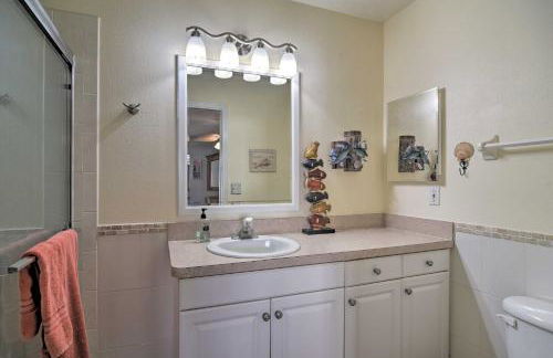 Large Balcony and Water Views Indian Shores Condo! - Foto 30