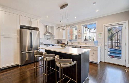 Urban Oasis 3 BDR 2 and Half Baths Queen Sofa Bed in Living room and Free Parking - Foto 14