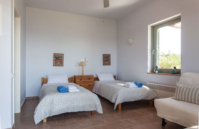 Absolute Villa by Stylish Stays - Photo 12