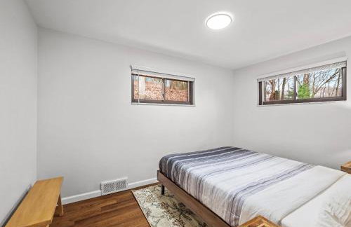 Stylish and Accessible Six Bedroom Home in Wexford/Pittsburg With Kids Amenities - Foto 27