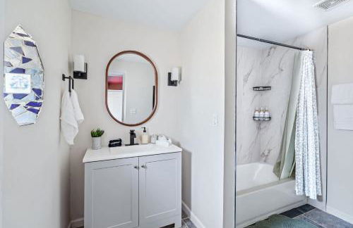 New Renovated 5BD Home with Hot Tub Sauna & Game Rm - Foto 7