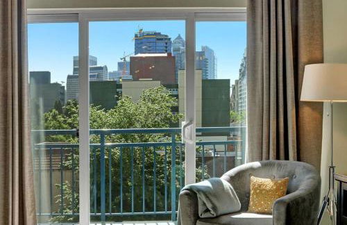 City Water View Oasis with Pool & Gym near Cruise in Heart of Seattle - Foto 6