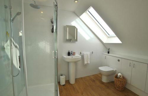 Bass View Cellardyke- contemporary coastal stay - Photo 12