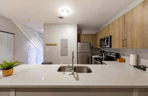 Spacious 3BR Townhouse with Free Parking Included! - Foto 7