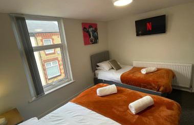 Spacious 3 Bed Home with Free Parking - Photo 16