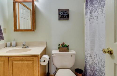 Hot Tub, Game Room! Poconos Home 22 Mi to Slopes - Foto 25