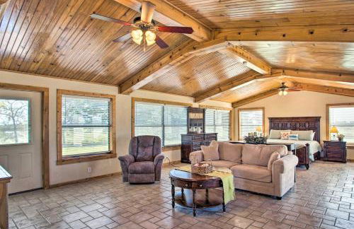 Pet-Friendly Efficiency Cottage with Pool! - Foto 9