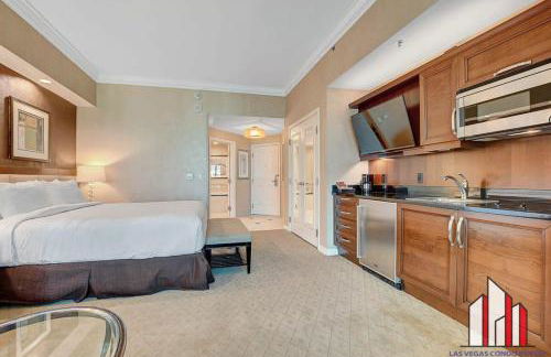 MGM Signature-32-607 F1 Track & Strip View Balcony - Foto 28