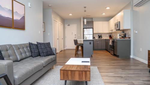 Luxury apartment with gym, steps from commuter rail #4011 - Foto 2