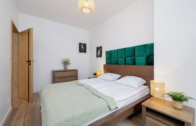 Apartment With Large Balcony by Renters - Photo 3