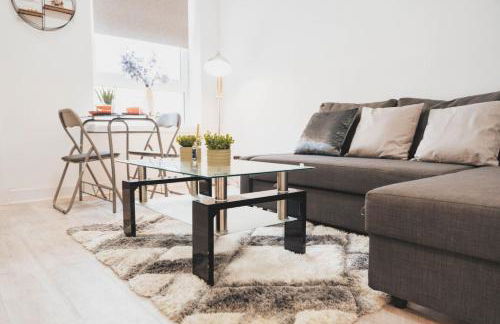 Top Floor 1BR Wishaw Flat with Parking - Foto 1