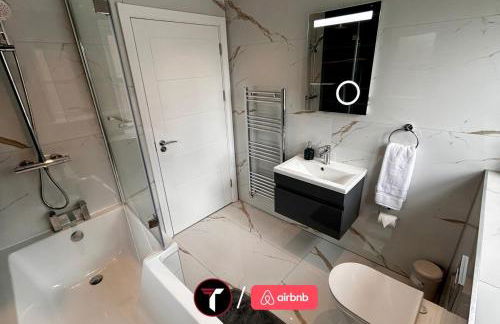 Spacious 4 Bedroom House for 8 Guests Ideal for Families and Contractors, WIFI and Free Parking - Foto 15