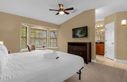 Cozy & Elegant 4BR Enchanted Townhouse - 1 Mile to Disney with Resort Pool, Gym, & Jacuzzi - Photo 27