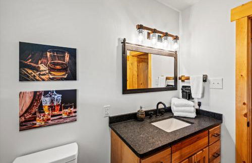 TN Whiskey Cabin- Lake and Mtn Views- Covered Deck- Game Room- Pool Table- Pets - Foto 21