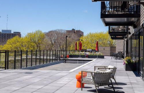 Chic East Side 1BR Apt with Balcony, Pool, and Gym - Foto 42