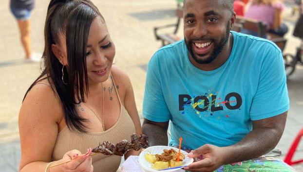 Tomando unos típicos anticuchos