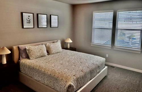 North End blue -Hot Tub - Fire Pit - Downtown -4BR - Photo 8