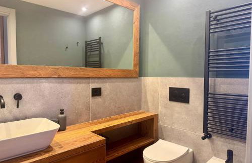 Luxury 9-Bed Apartment Steps from Ski Slopes with Parking & Ski Box - Photo 20