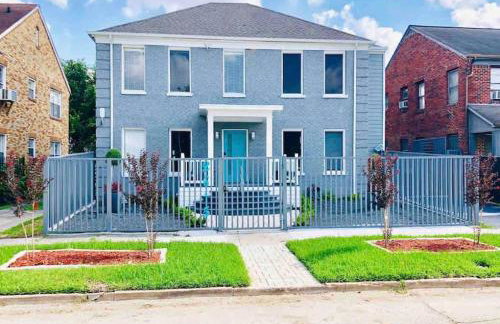 Prolific Red Luxe: Private Deck + Stylish Living - Photo 42