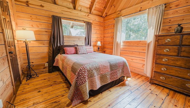 Hunter's Hideaway 2 Bedroom Cabin by RedAwning - Foto 5, Habitación