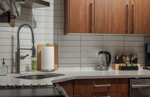 PFR Suites - Highland, 3BR 2BA Shadyside Condo, ADA, 2 Decks and Off-Street Parking - Foto 40