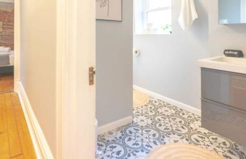 Elegant Shaw 5BR with Comfort in Mind ABODEbucks - Photo 32