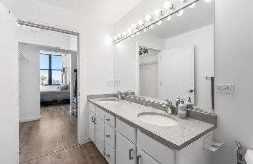 Modern Historic Loft 19ft Ceilings, Gym, Heated Parking, Skyline Views, Balcony - Foto 21