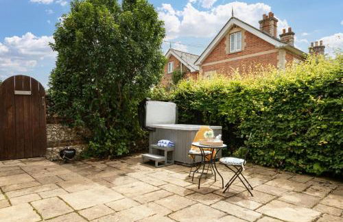 Luxurious Snowdrop Cabin with Private Hot Tub - Photo 25