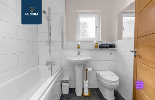 L2 - INVOICE and REDUCED PRICE only via SUNRISE SHORT LETS DUNDEE, Stunning 4 Bed House with 6 Beds and 3 bathrooms, TVs in each room, Free Parking, Fully Equipped, Local Amenities, Easy Ring Road Access, Special Rates and ONLY 9 Mins to STANNERGATE Ports - Foto 15