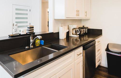 Chic 1-Bedroom with Dinning area in Central Location Close to Downtown with Free Parking - Foto 15