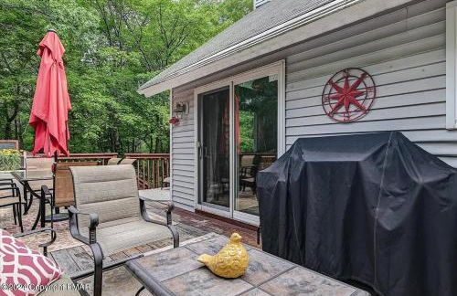 WOW!! Ultimate Pocono Retreat Hot Tub, Game Room, Fire Pit, Near Lakes & Hiking! - Foto 48