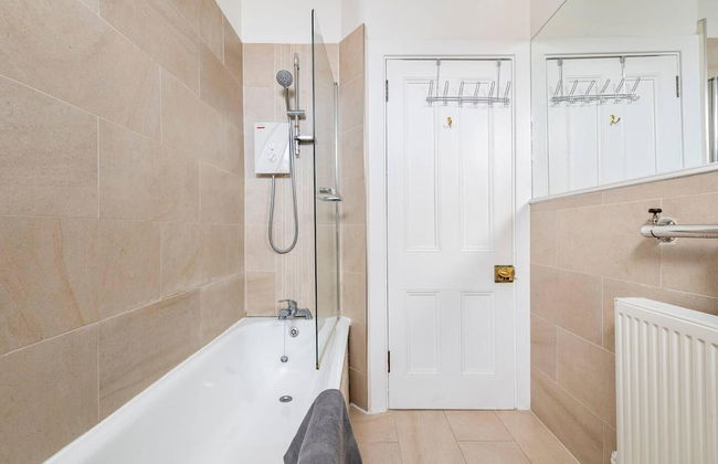 Stunning 5 Bedroom Large Apartment With Parking - Foto 29