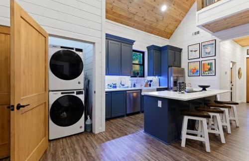 Luxury Winter Cabin! Hot Tub - Fire Pit - Decks - Game Room - Foto 26